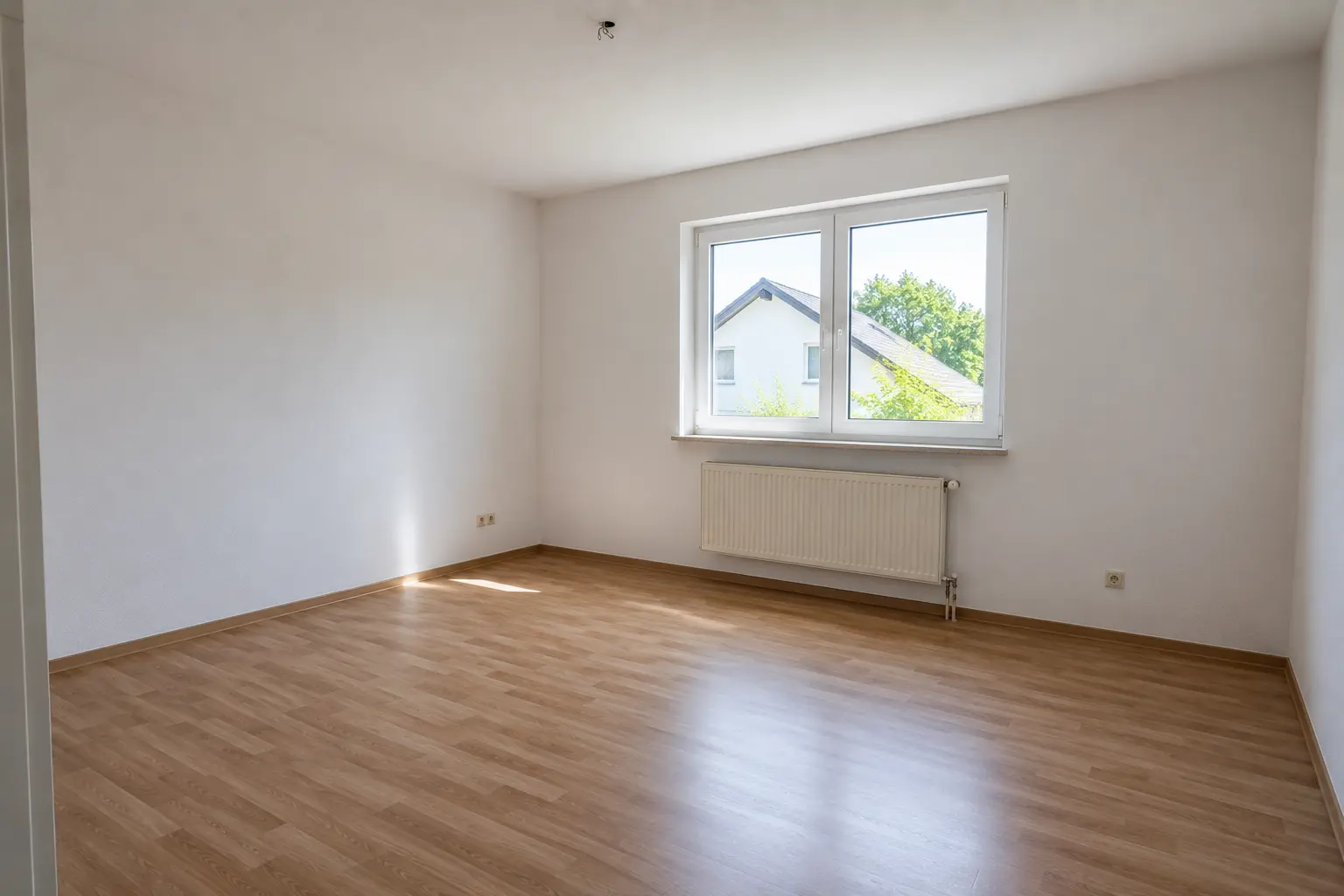 Helles Schlafzimmer einer Wohnung in Straubing